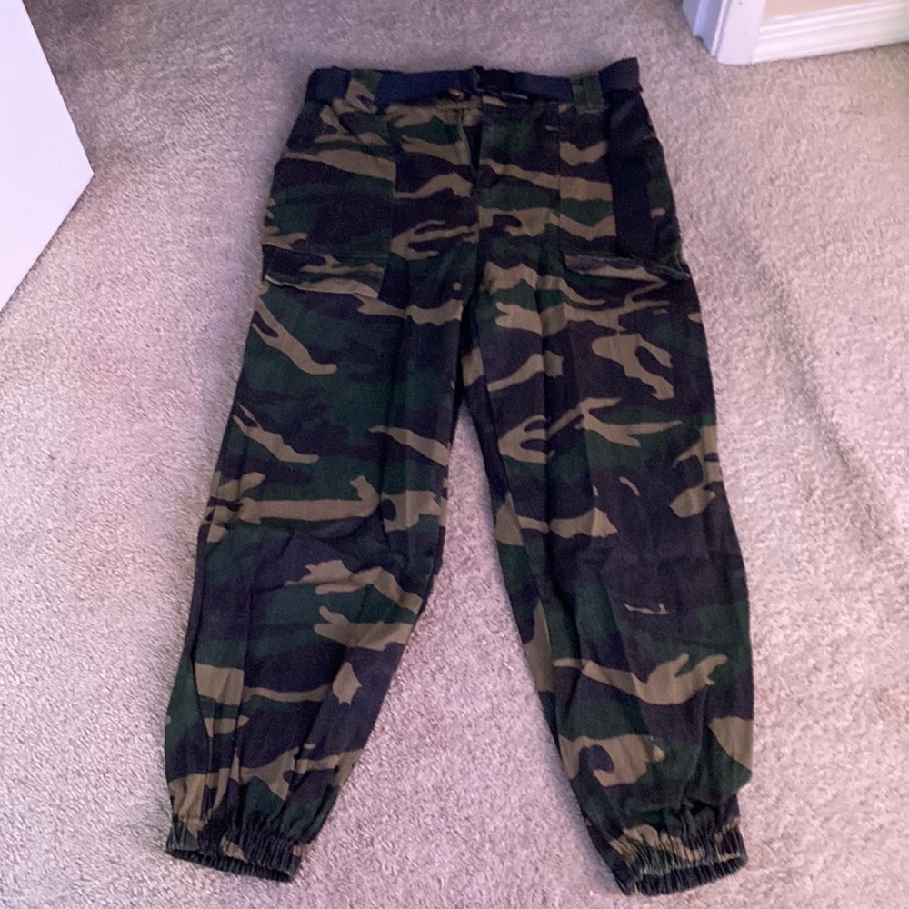 new never worn urban outfitters camo cargos size M